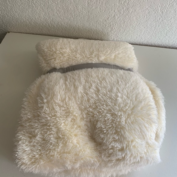 Cream Fuzzy Blanket - Picture 4 of 6